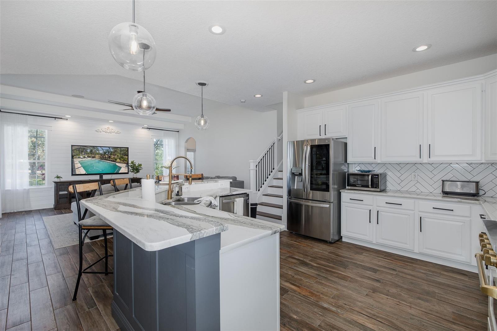 Listing photo id 11 for 10645 Garda Drive