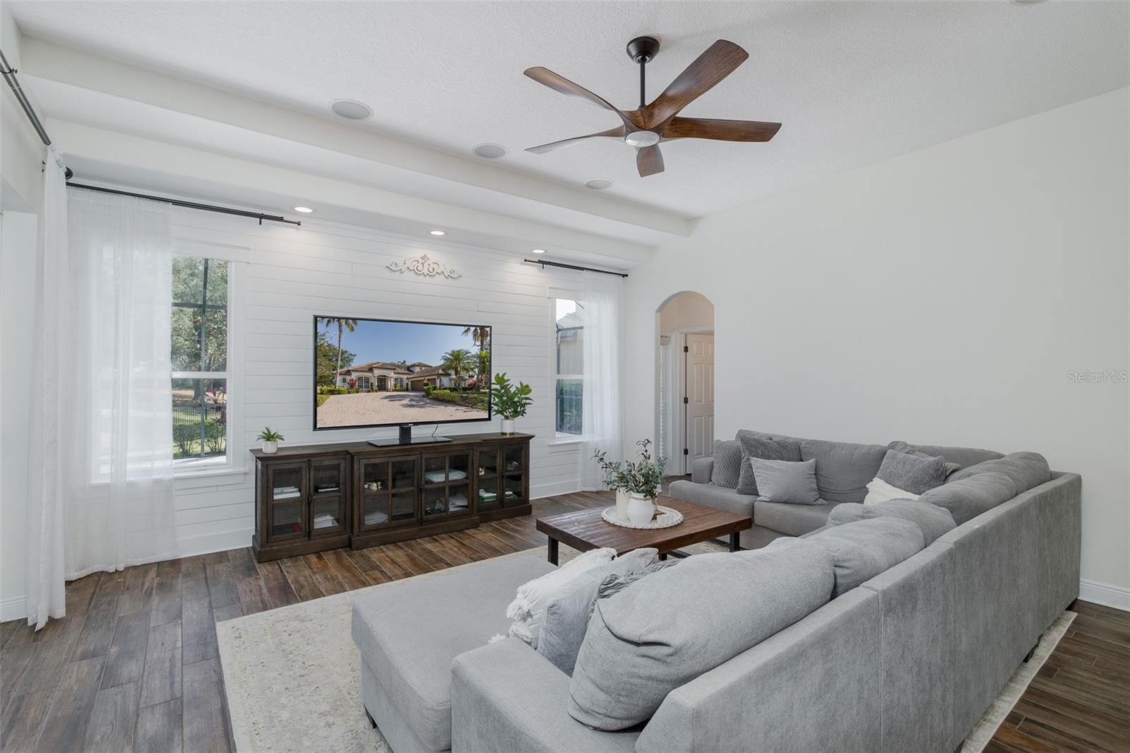 Listing photo id 16 for 10645 Garda Drive