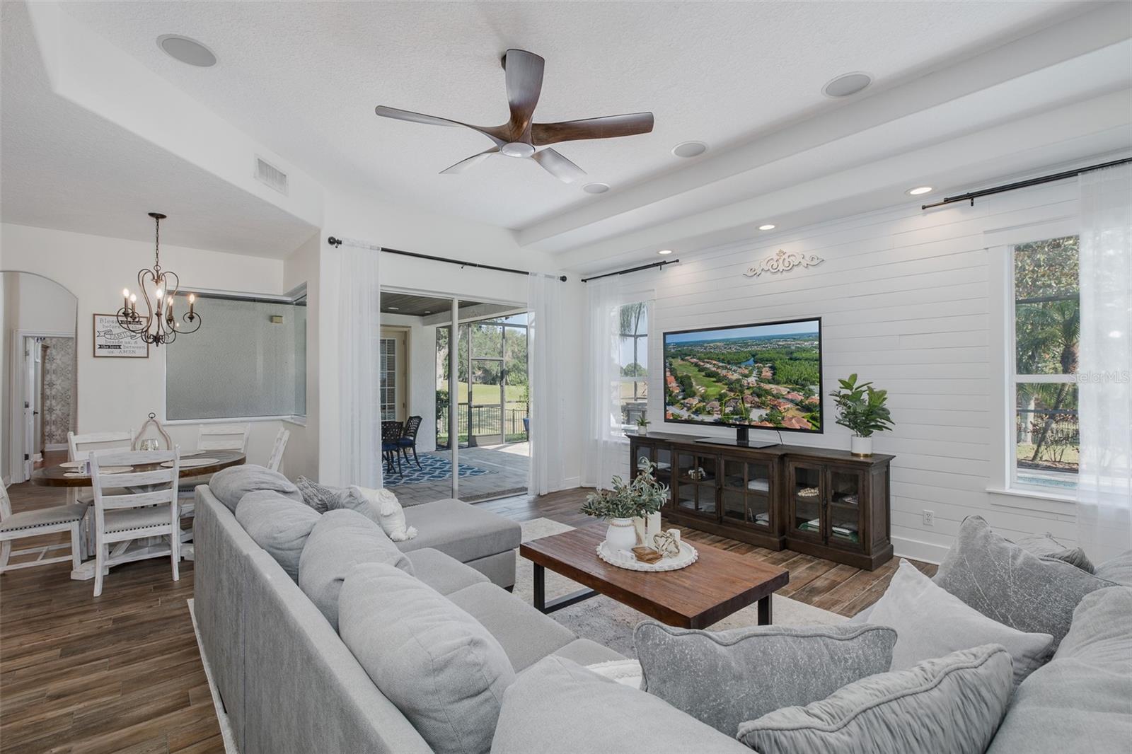 Listing photo id 18 for 10645 Garda Drive