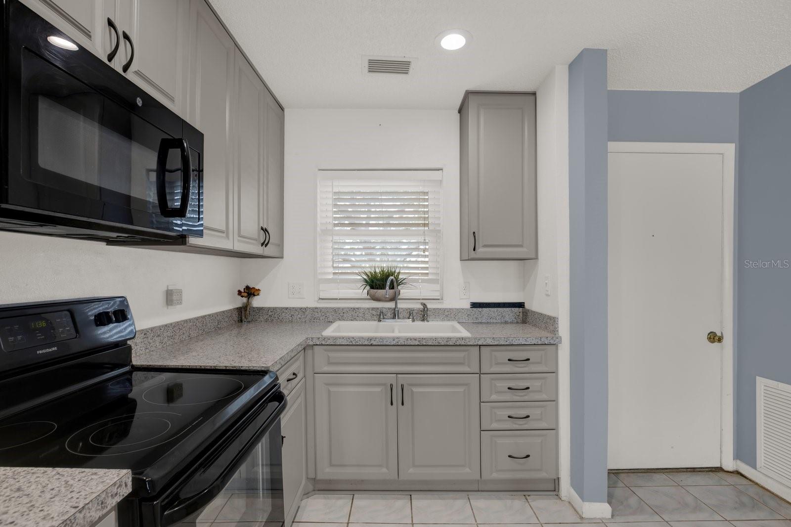 Image 5 of 23 For 4939 Floramar Terrace 204