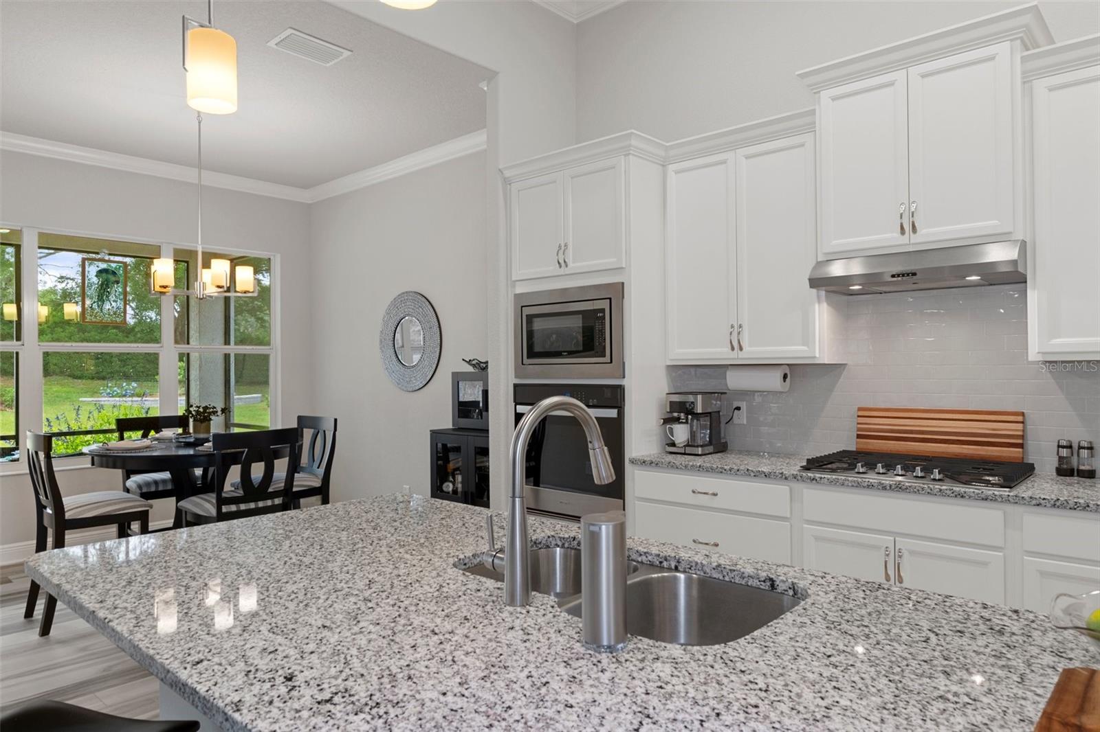 Listing photo id 12 for 1952 Essex Avenue