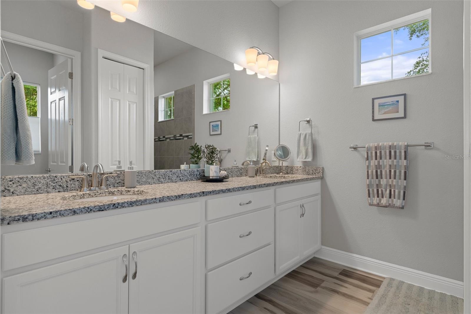 Listing photo id 24 for 1952 Essex Avenue
