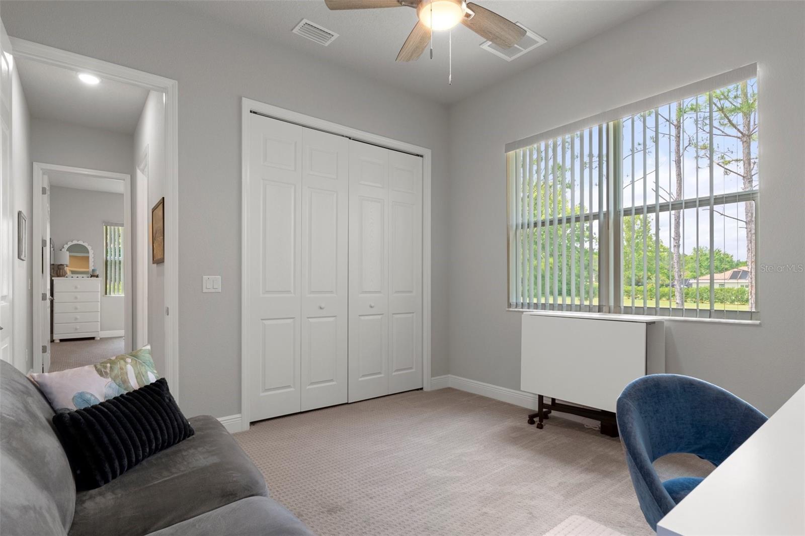 Listing photo id 29 for 1952 Essex Avenue