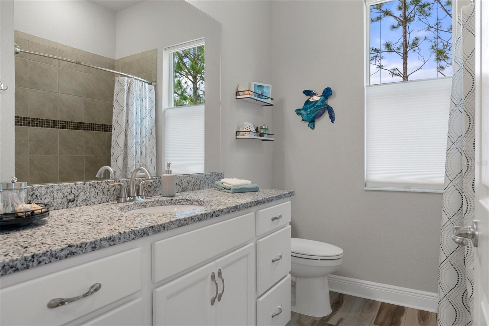 Listing photo id 31 for 1952 Essex Avenue
