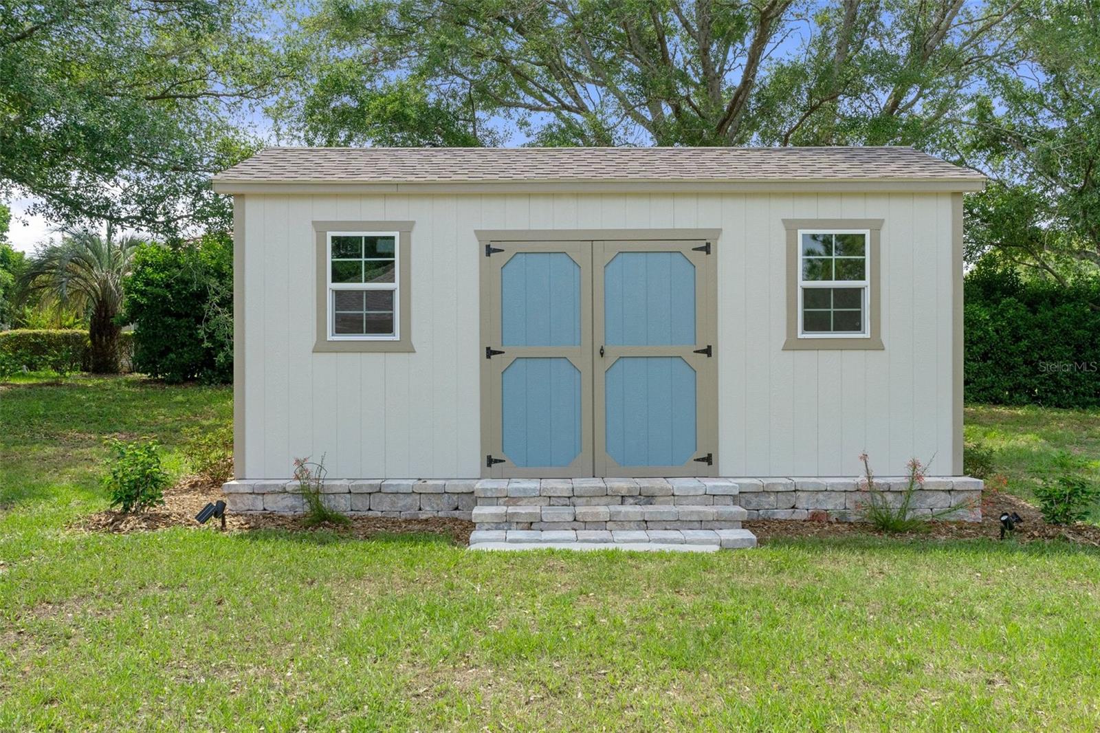 Listing photo id 46 for 1952 Essex Avenue
