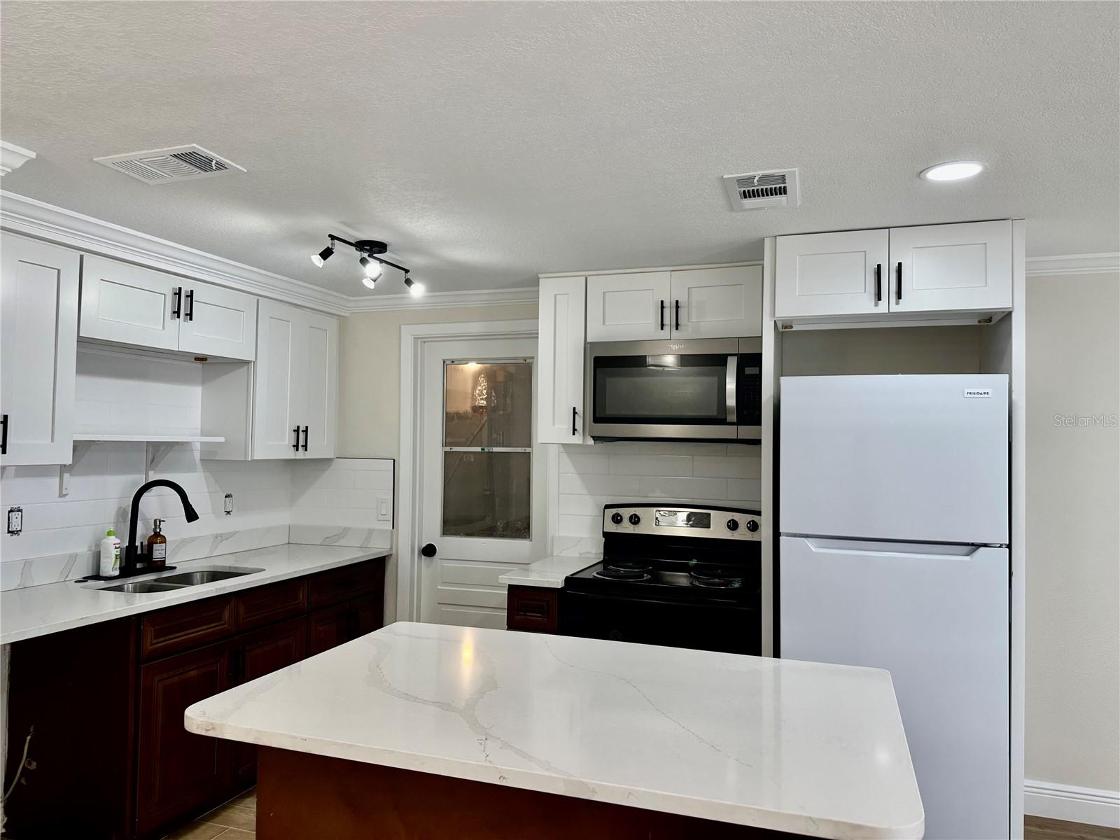 Image 11 of 47 For 4946 Allner Street