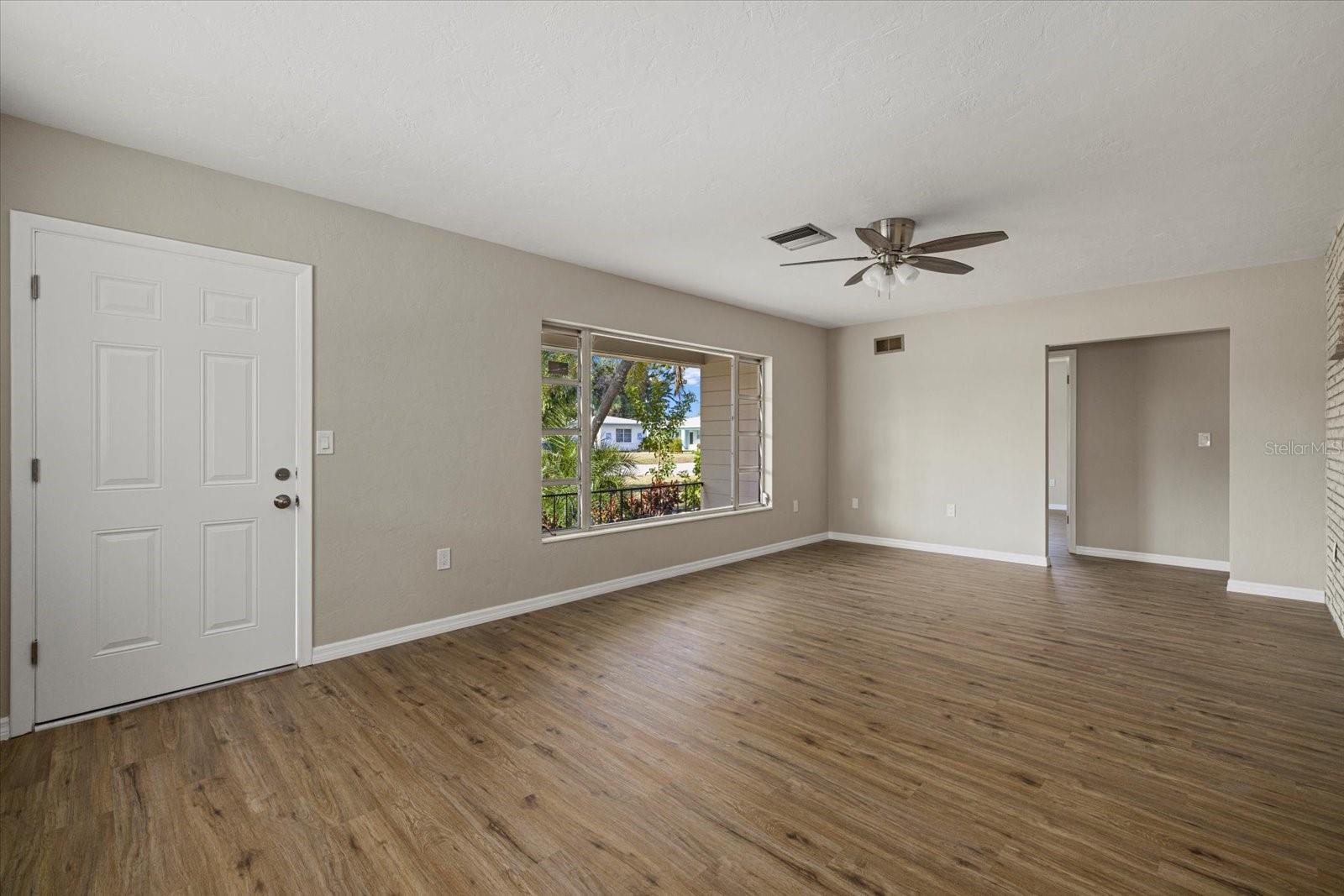 Image 4 of 31 For 106 Aurora Street E