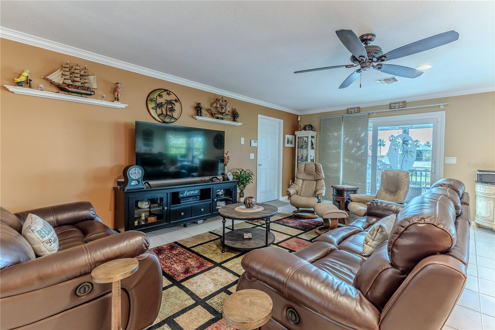 Listing photo id 12 for 3352 Gulfview Drive