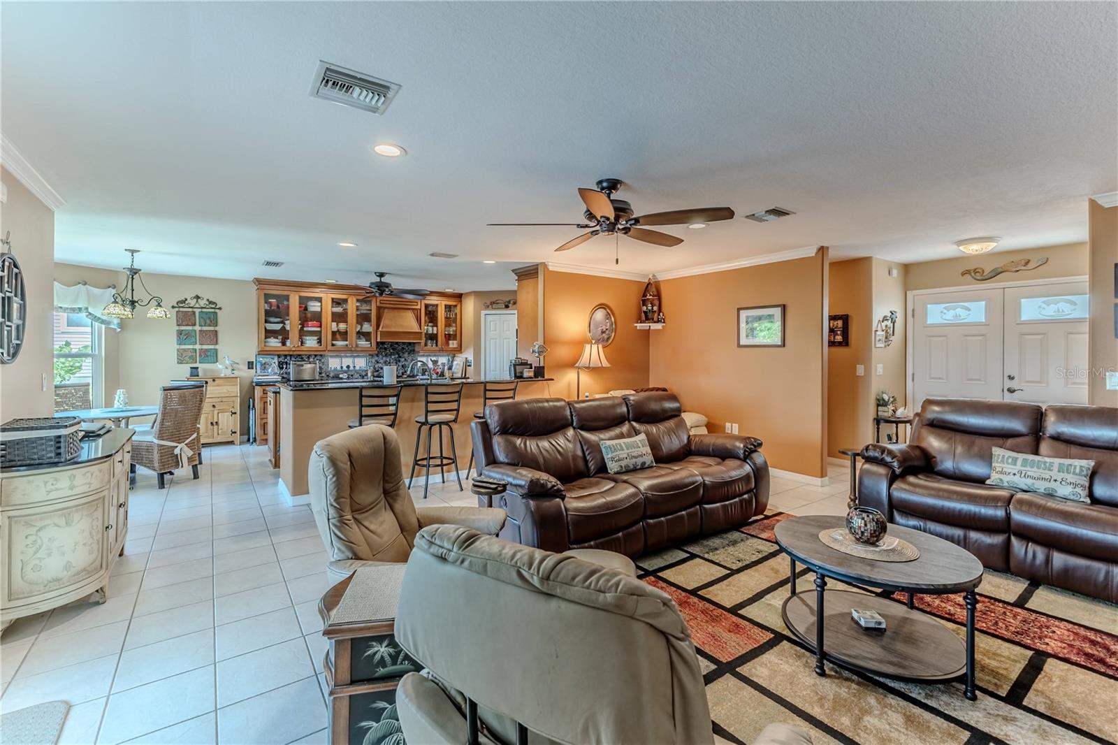 Listing photo id 16 for 3352 Gulfview Drive
