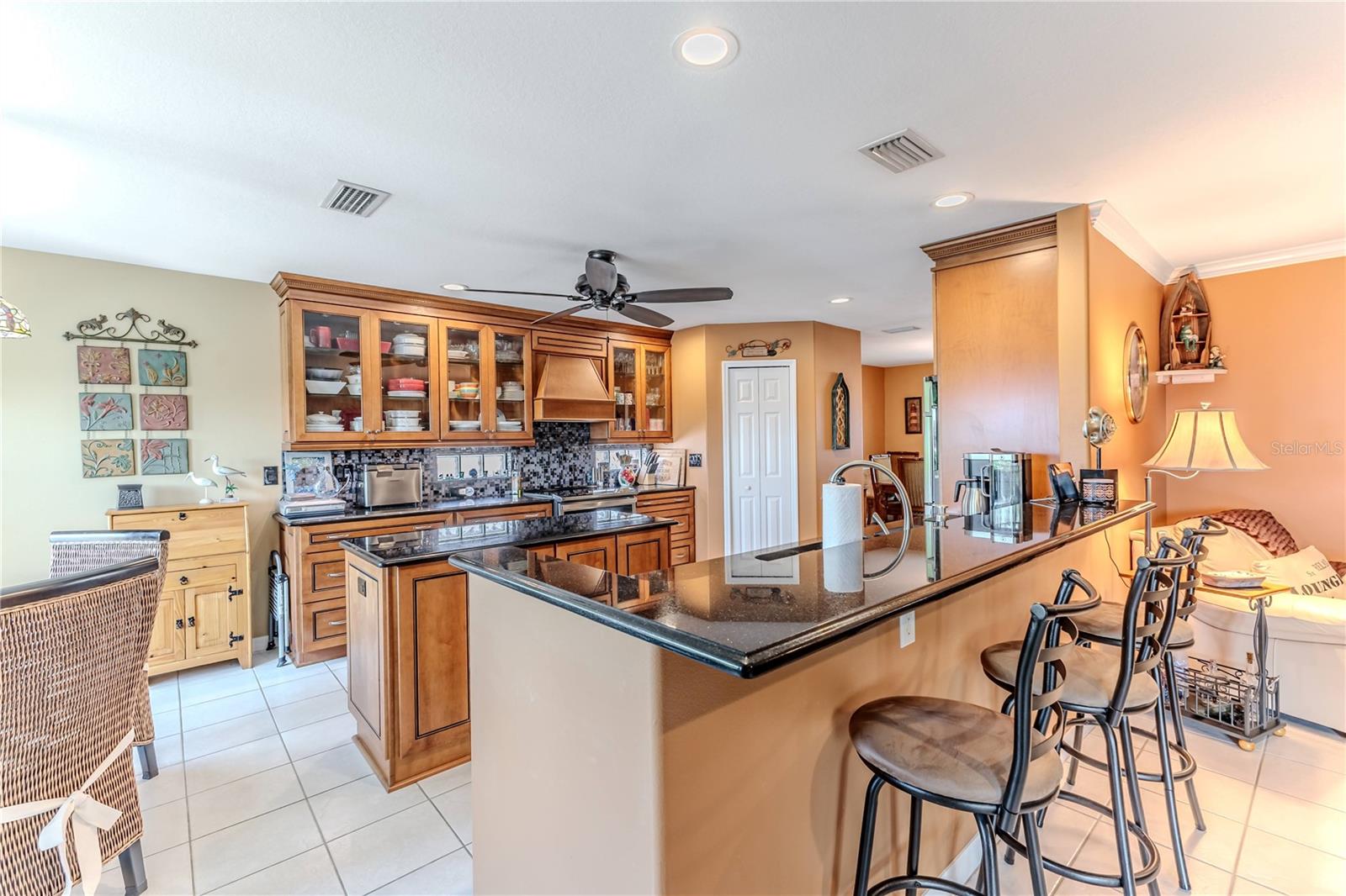 Listing photo id 17 for 3352 Gulfview Drive