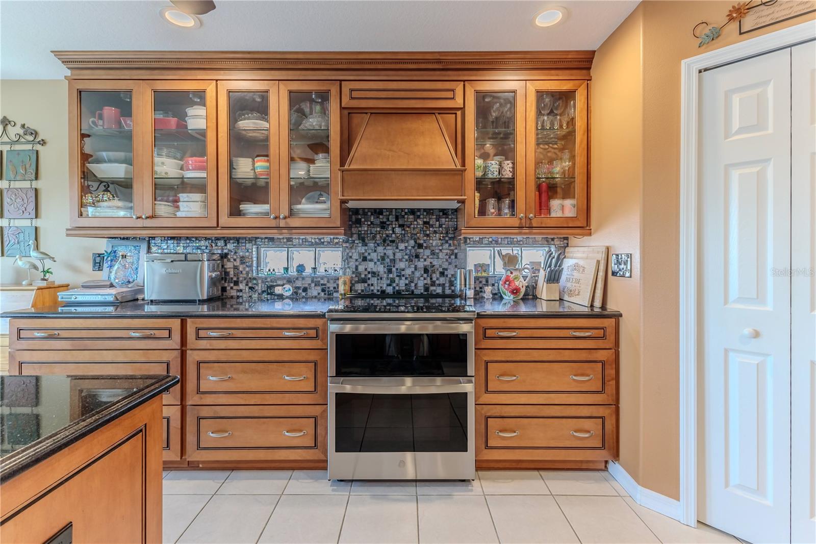 Listing photo id 18 for 3352 Gulfview Drive