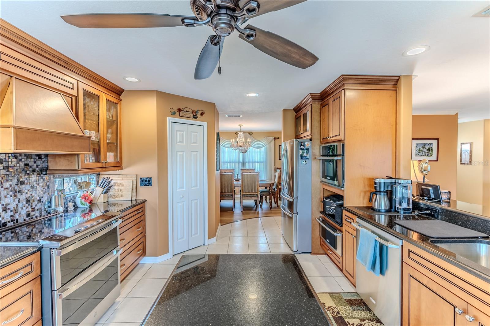 Listing photo id 19 for 3352 Gulfview Drive