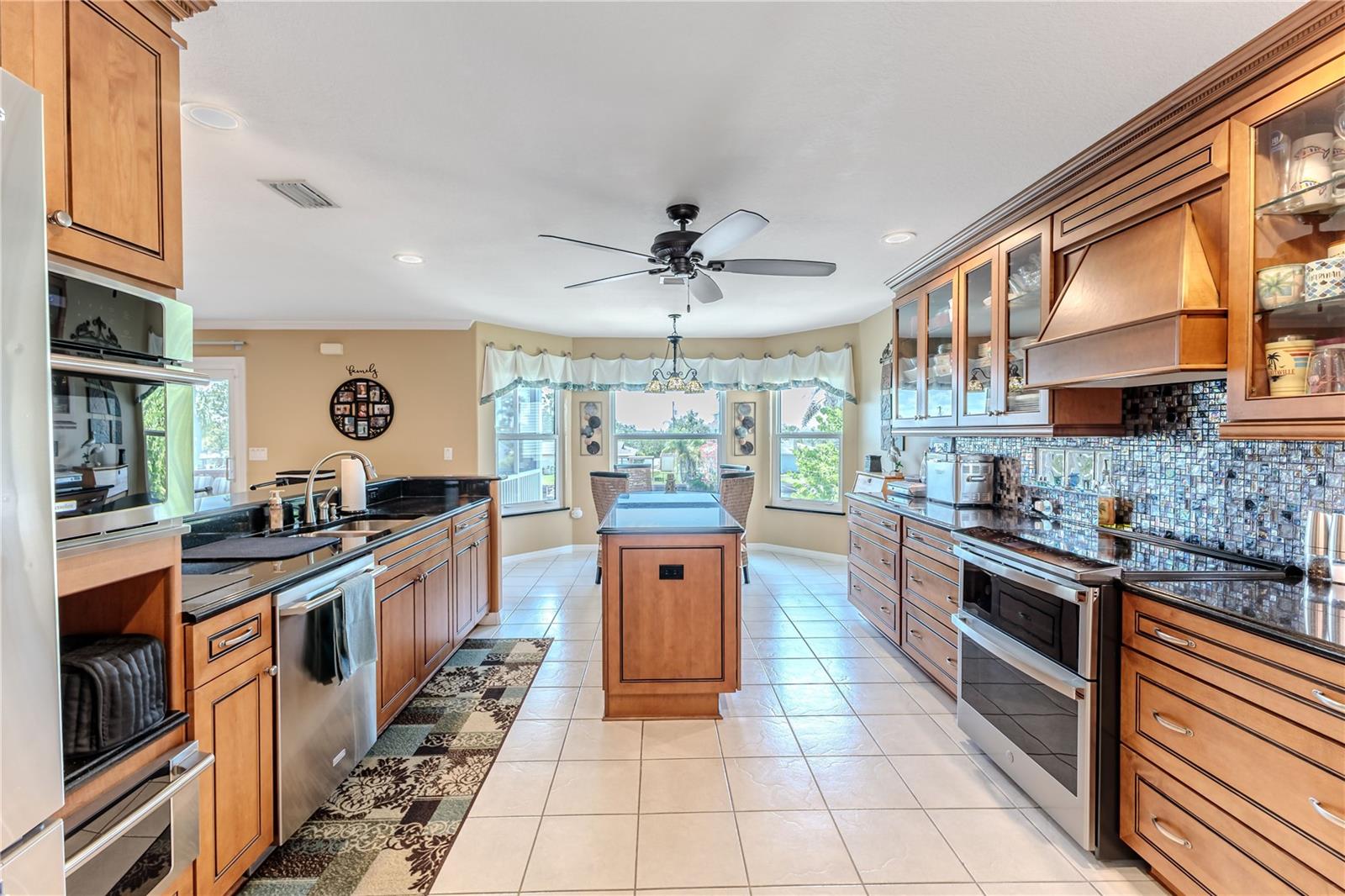 Listing photo id 21 for 3352 Gulfview Drive