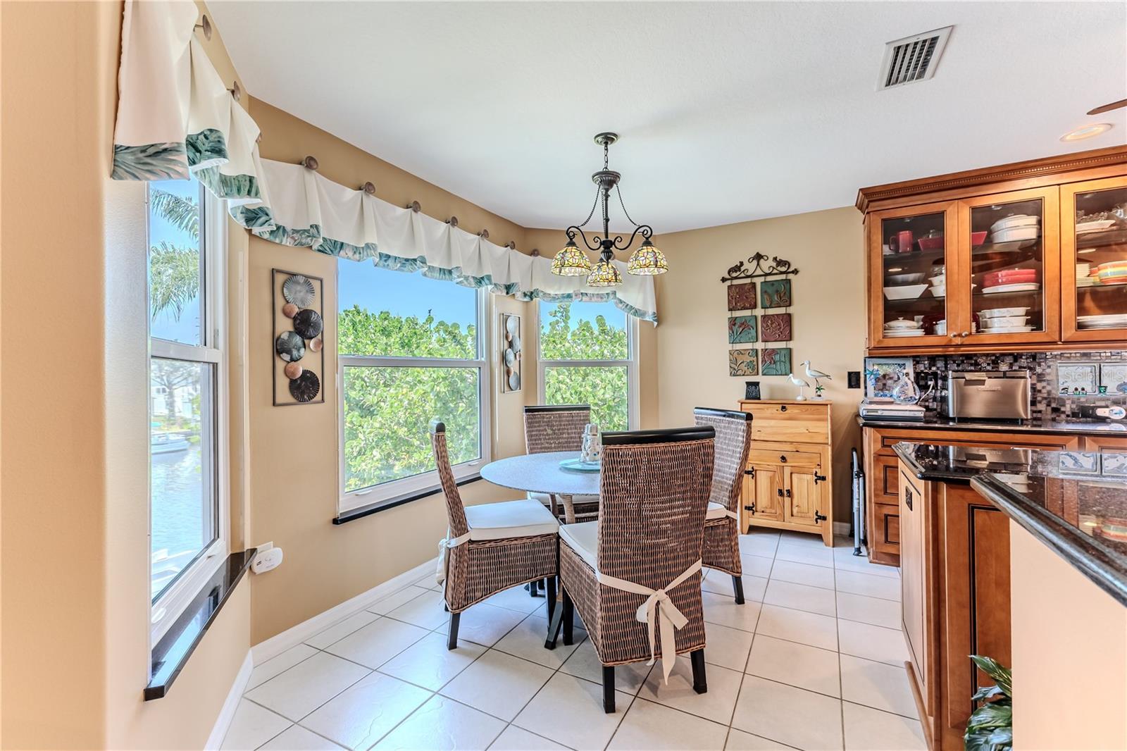 Listing photo id 22 for 3352 Gulfview Drive