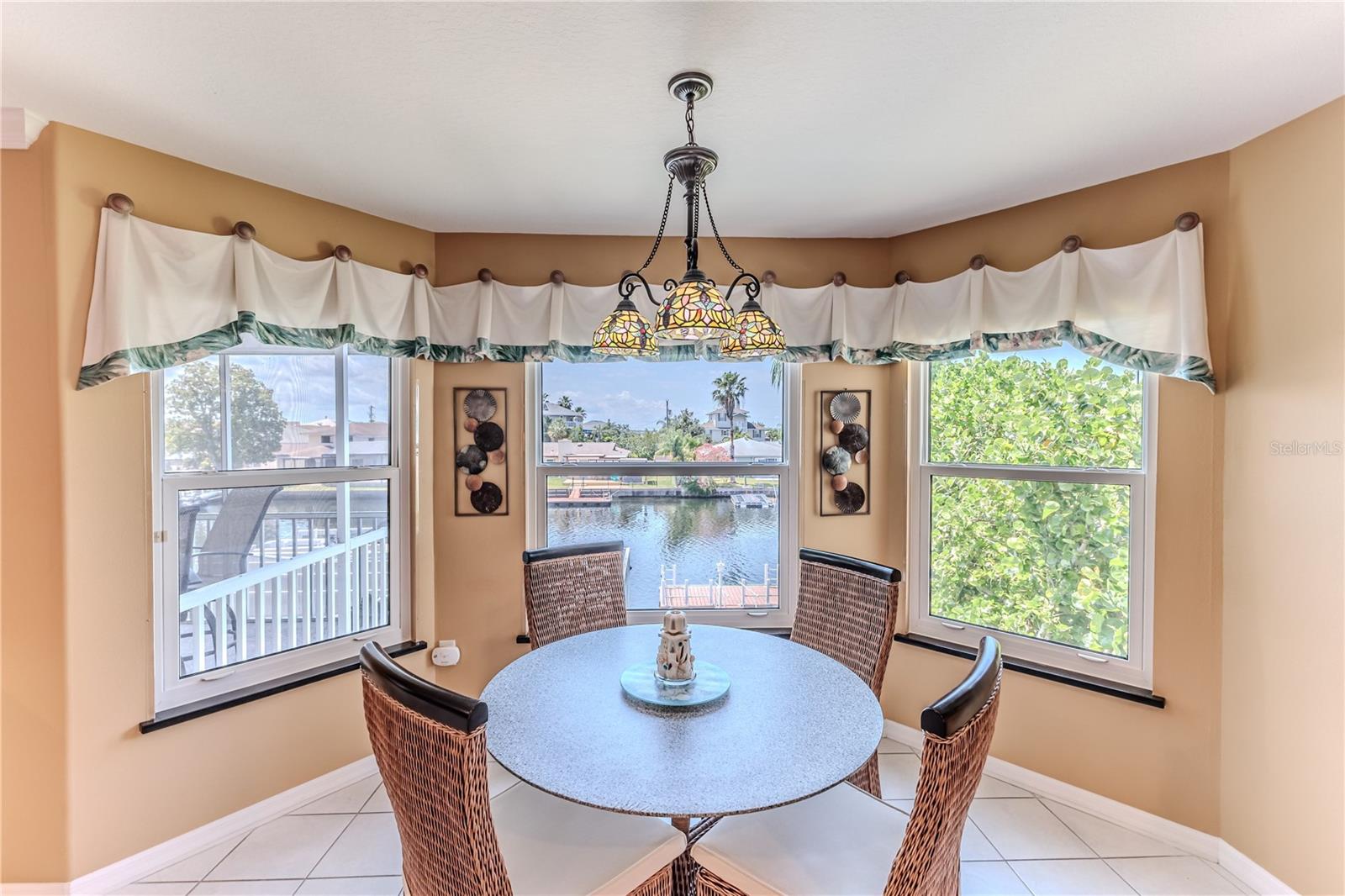 Listing photo id 23 for 3352 Gulfview Drive