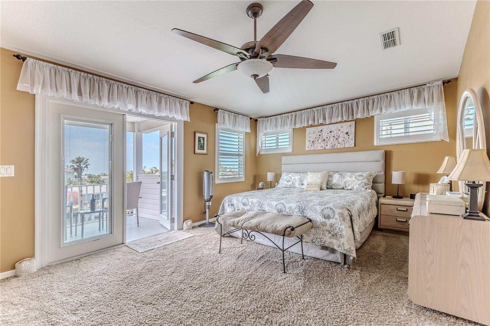 Listing photo id 26 for 3352 Gulfview Drive