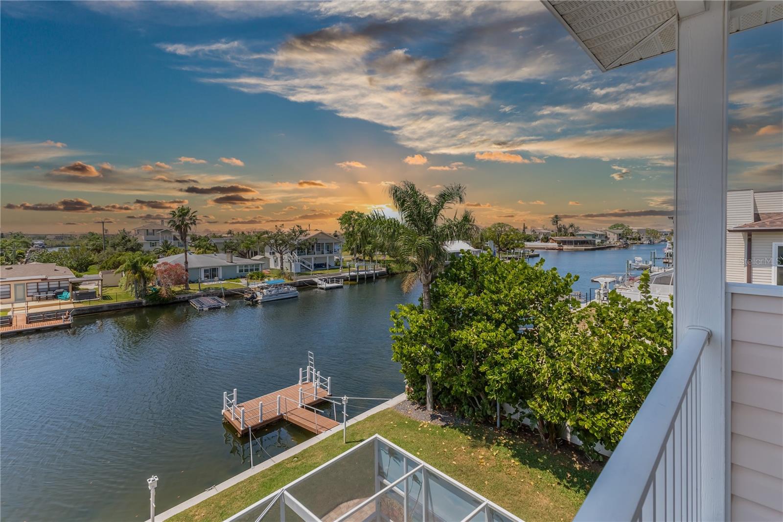 Listing photo id 1 for 3352 Gulfview Drive