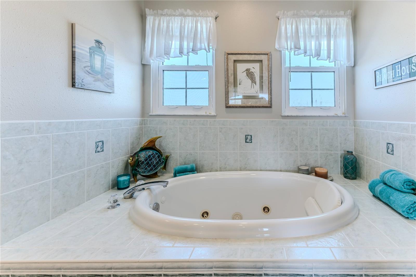 Listing photo id 30 for 3352 Gulfview Drive
