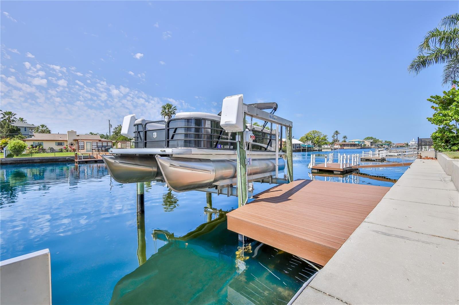 Listing photo id 2 for 3352 Gulfview Drive