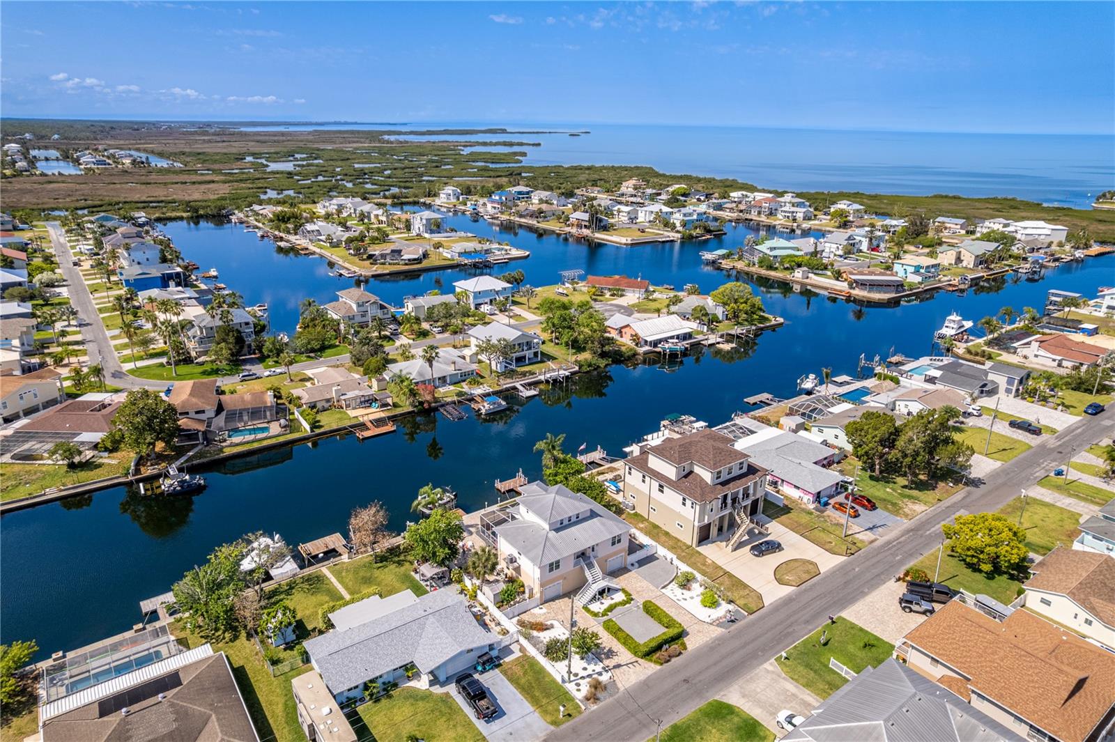 Listing photo id 3 for 3352 Gulfview Drive