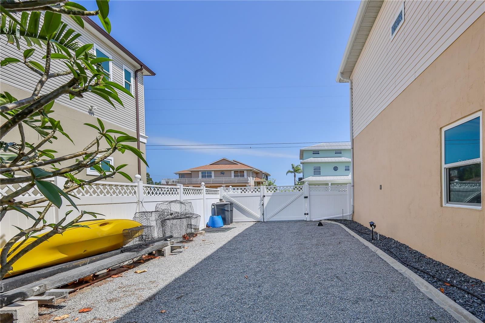 Listing photo id 6 for 3352 Gulfview Drive