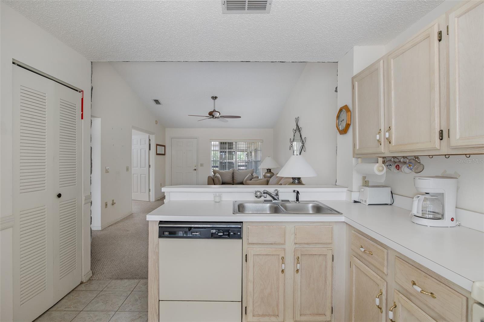 Listing photo id 15 for 4575 Whitton Way 1132