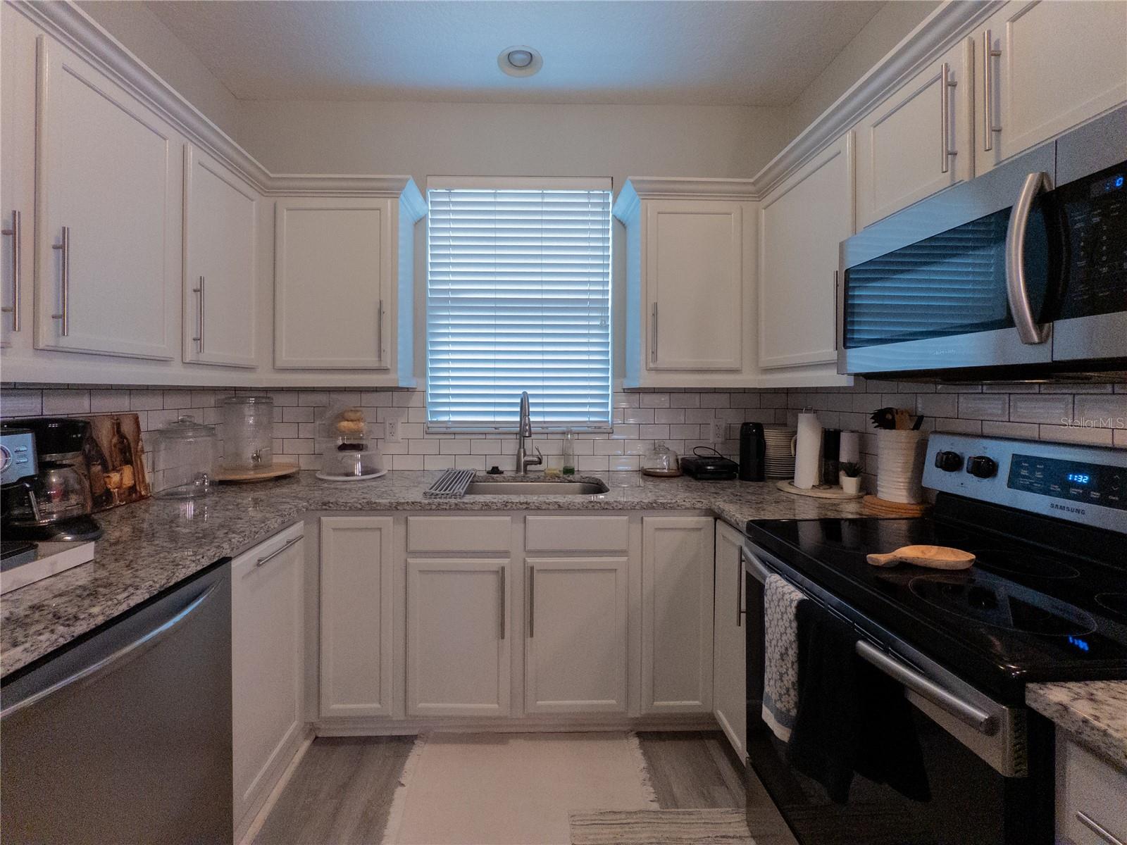 Listing photo id 14 for 12408 Country White Circle