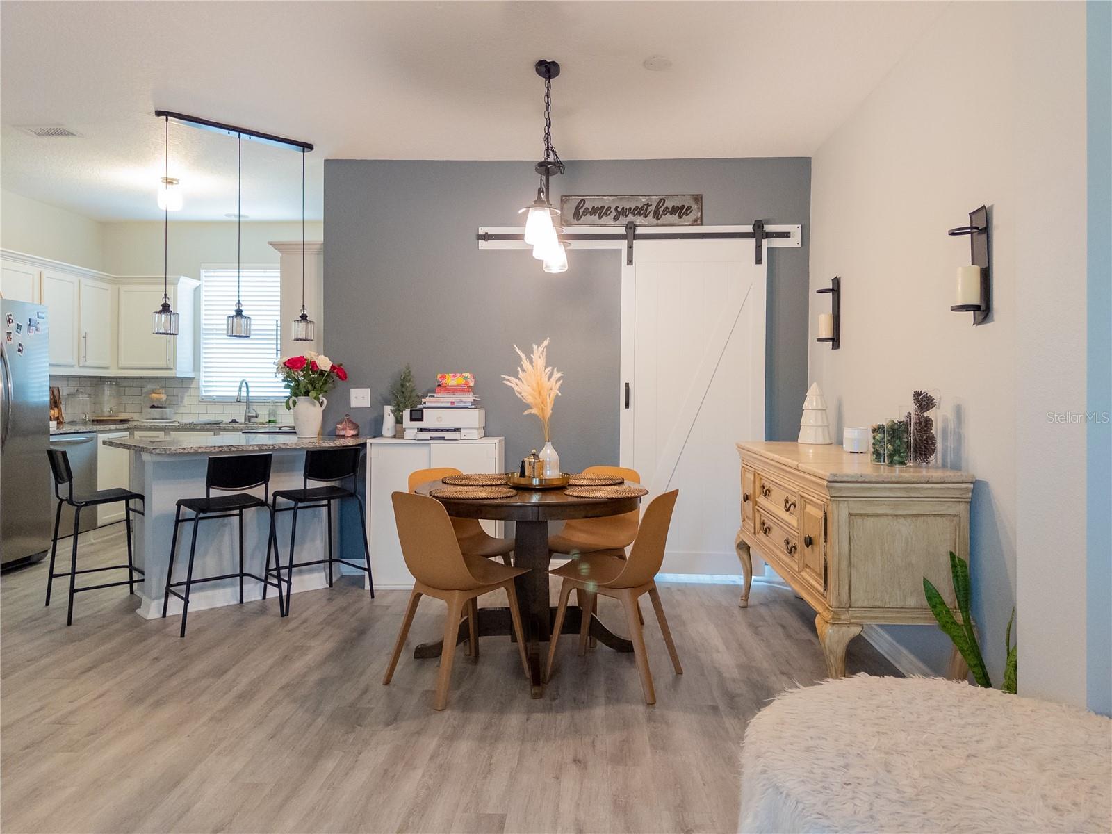 Listing photo id 2 for 12408 Country White Circle