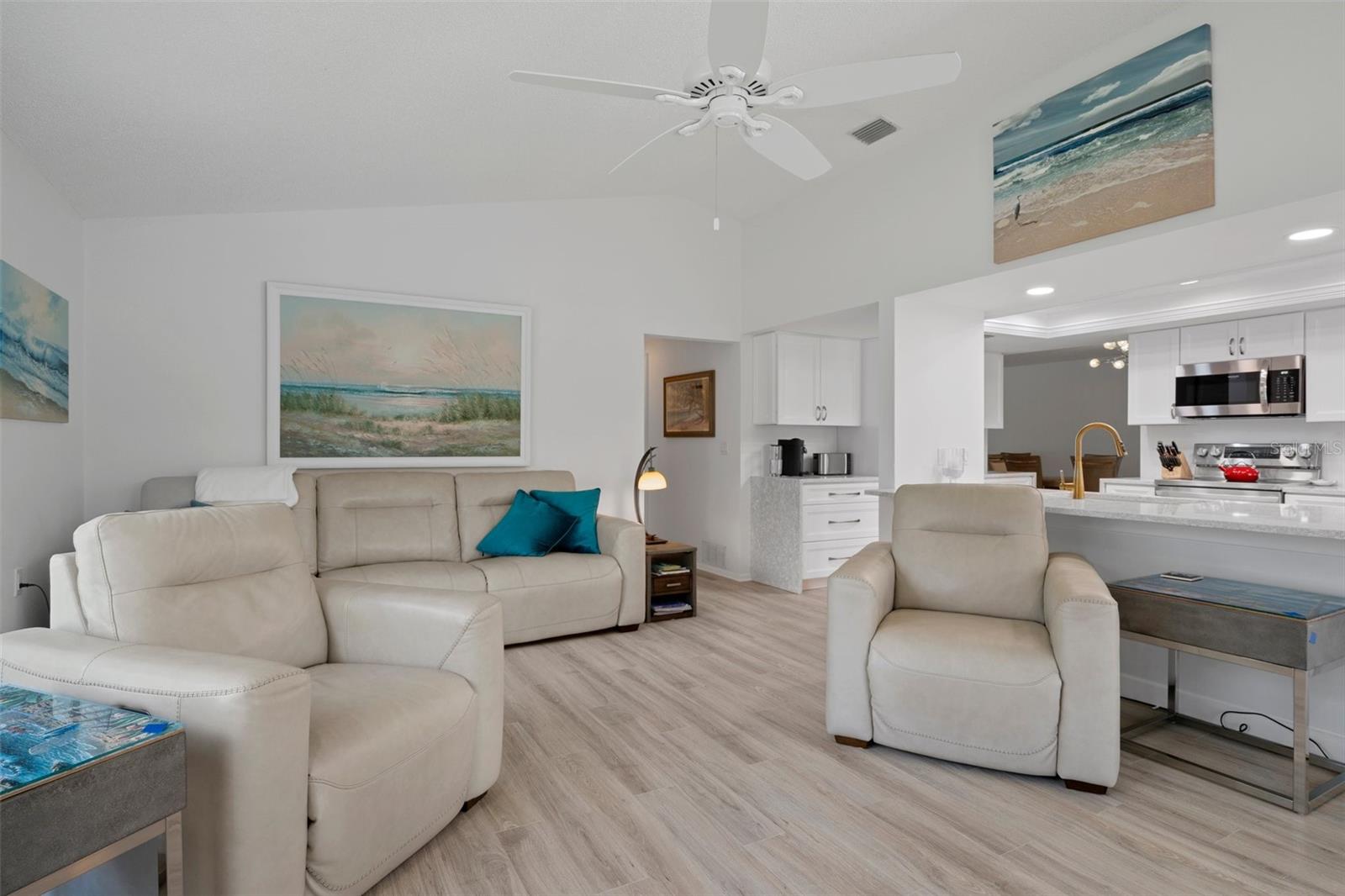 Listing photo id 25 for 7175 Bottle Brush Drive