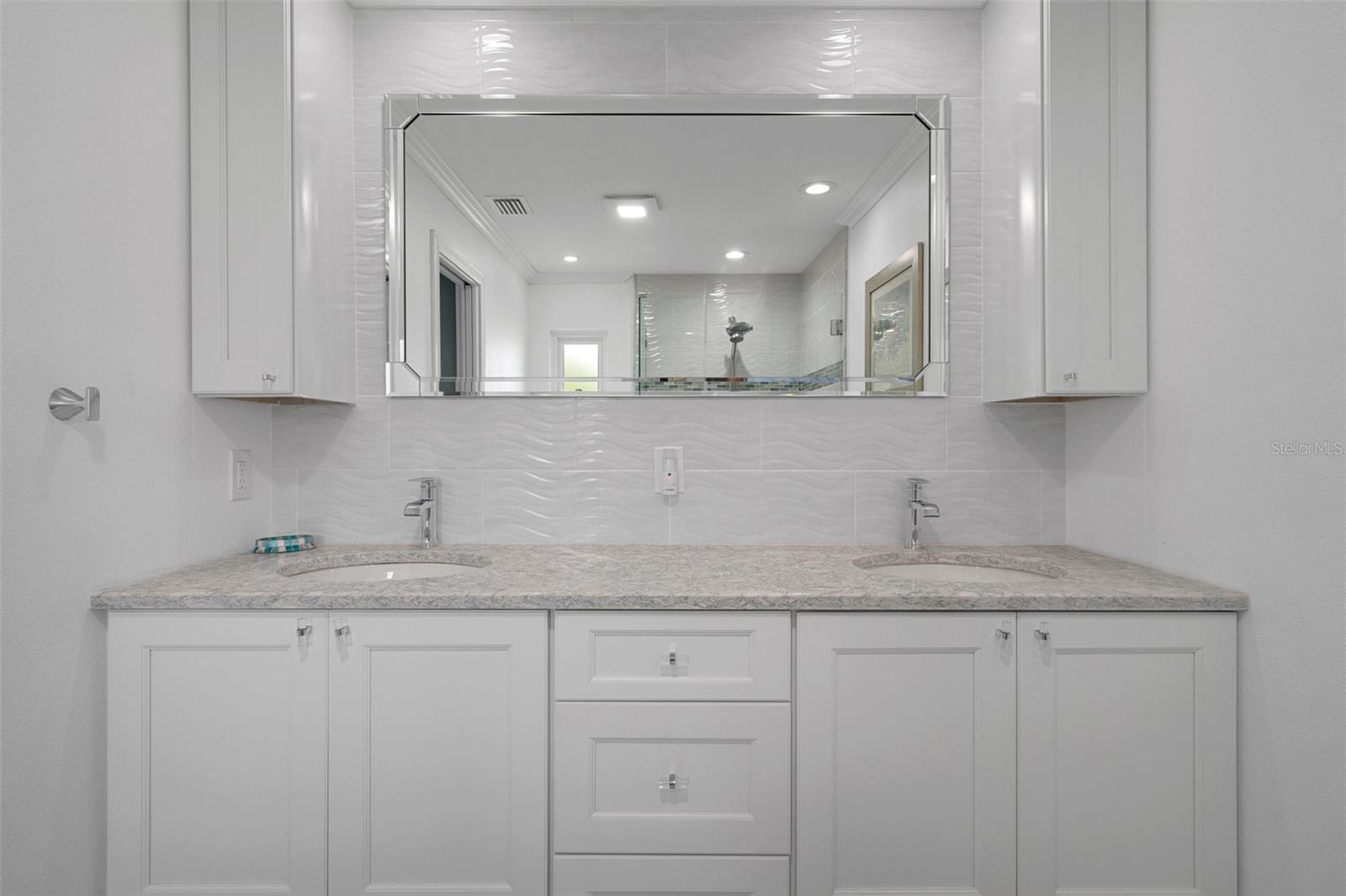 Listing photo id 37 for 7175 Bottle Brush Drive