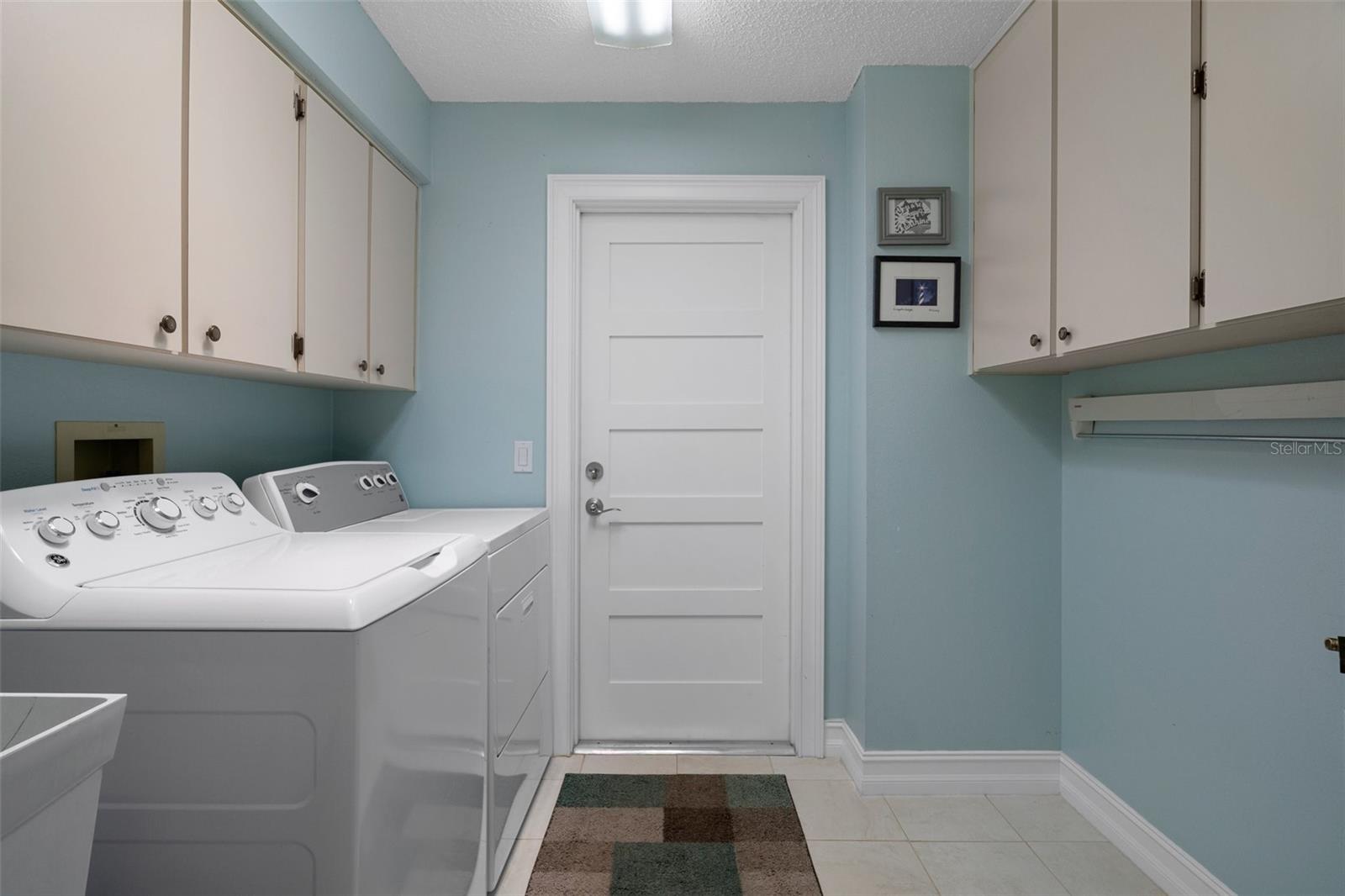 Listing photo id 41 for 7175 Bottle Brush Drive