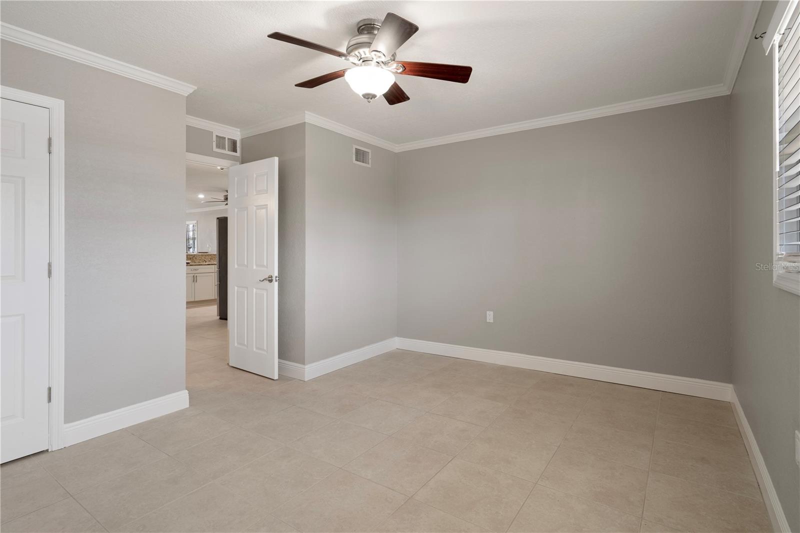 Listing photo id 12 for 5045 Pelican Drive