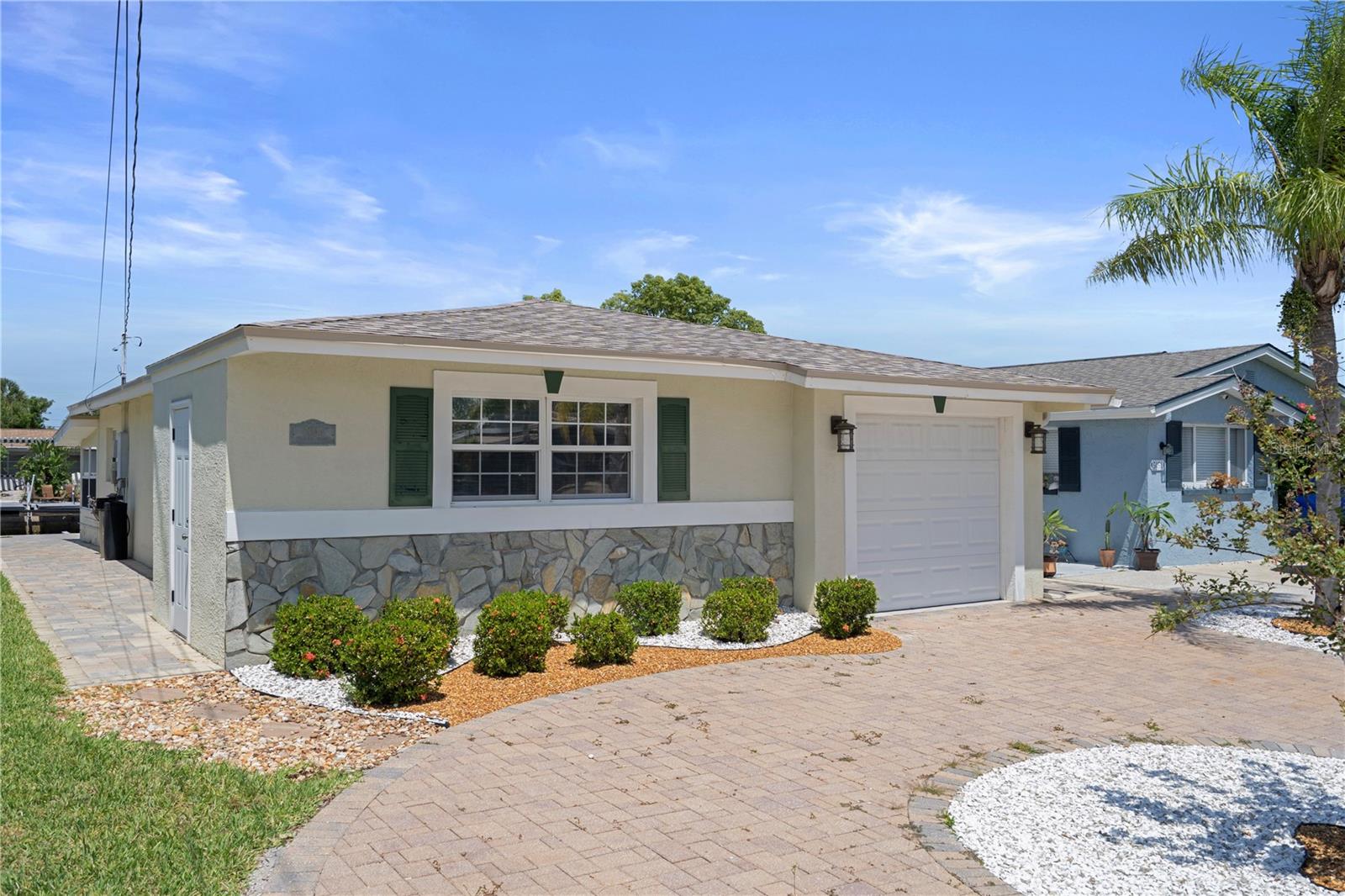 Listing photo id 0 for 5045 Pelican Drive