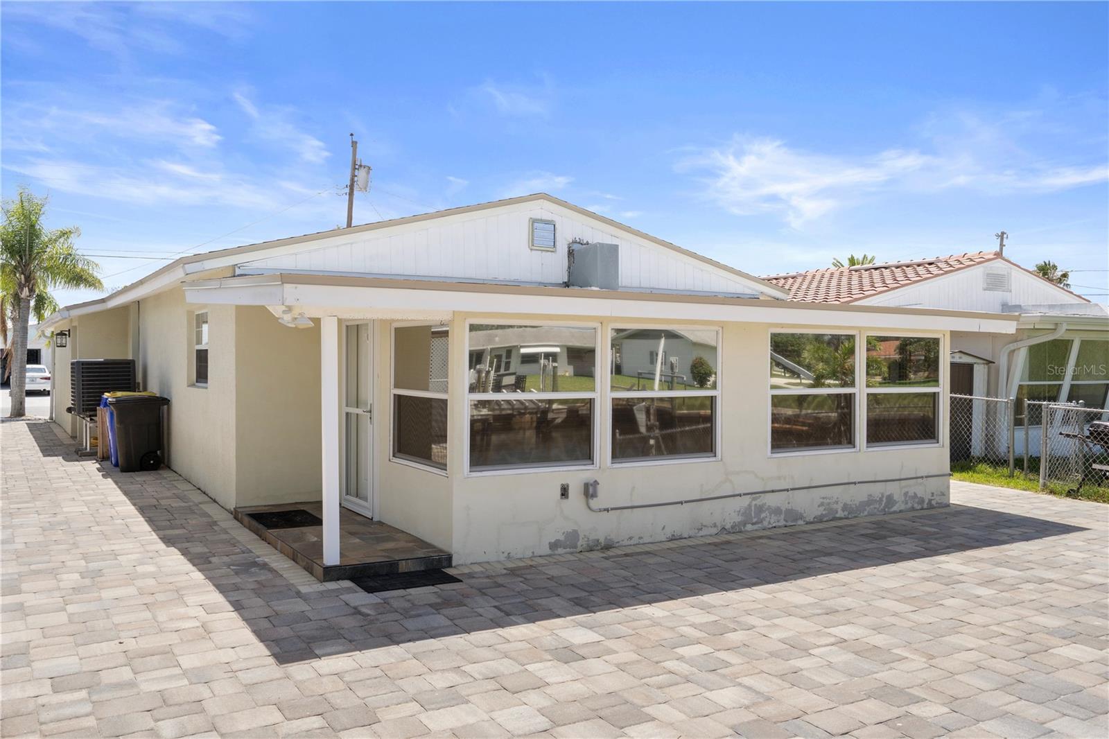 Listing photo id 19 for 5045 Pelican Drive