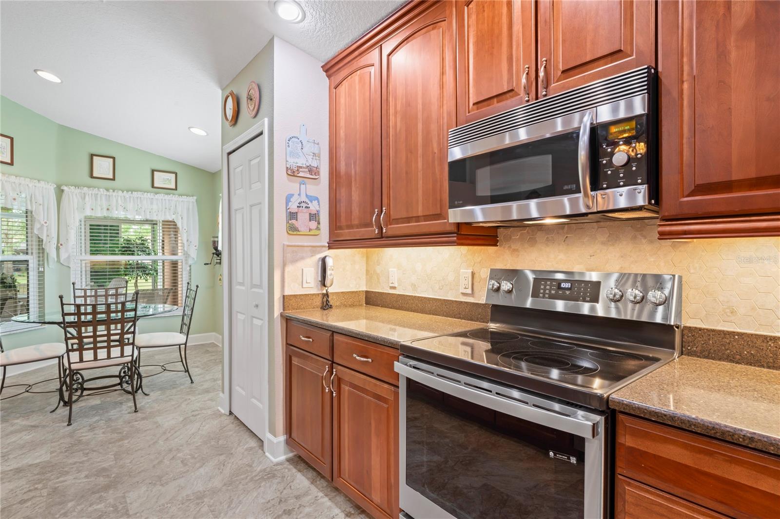 Listing photo id 12 for 12071 Wexford Boulevard