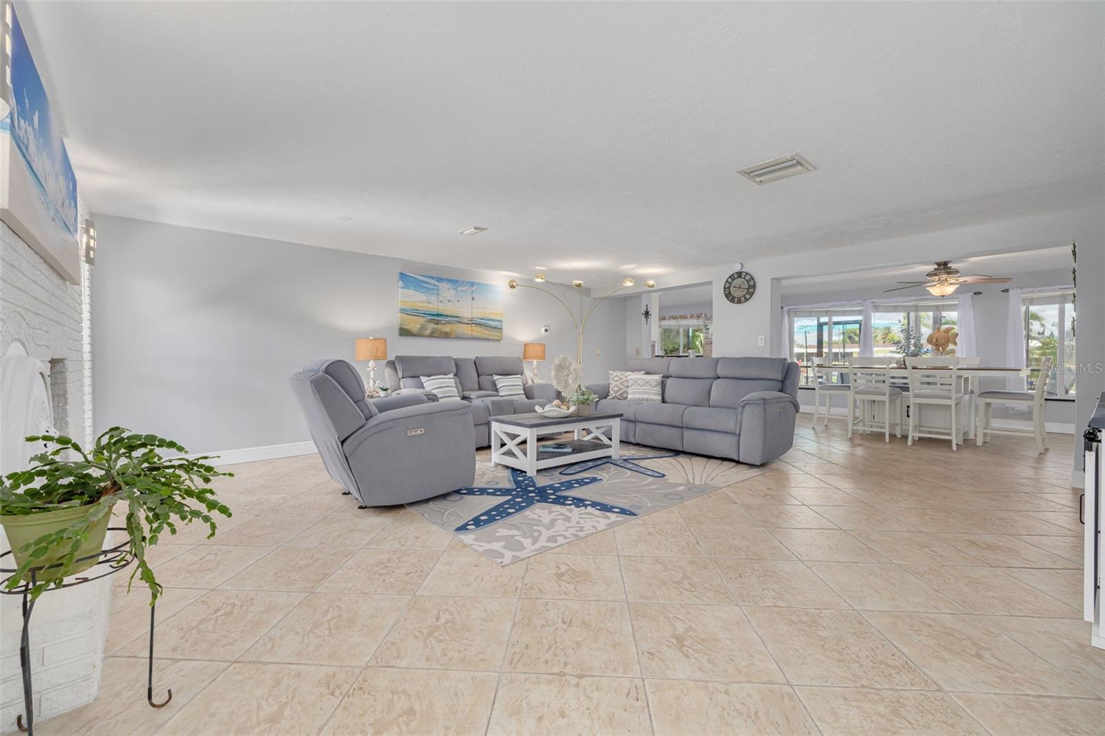 Listing photo id 10 for 4917 Marlin Drive