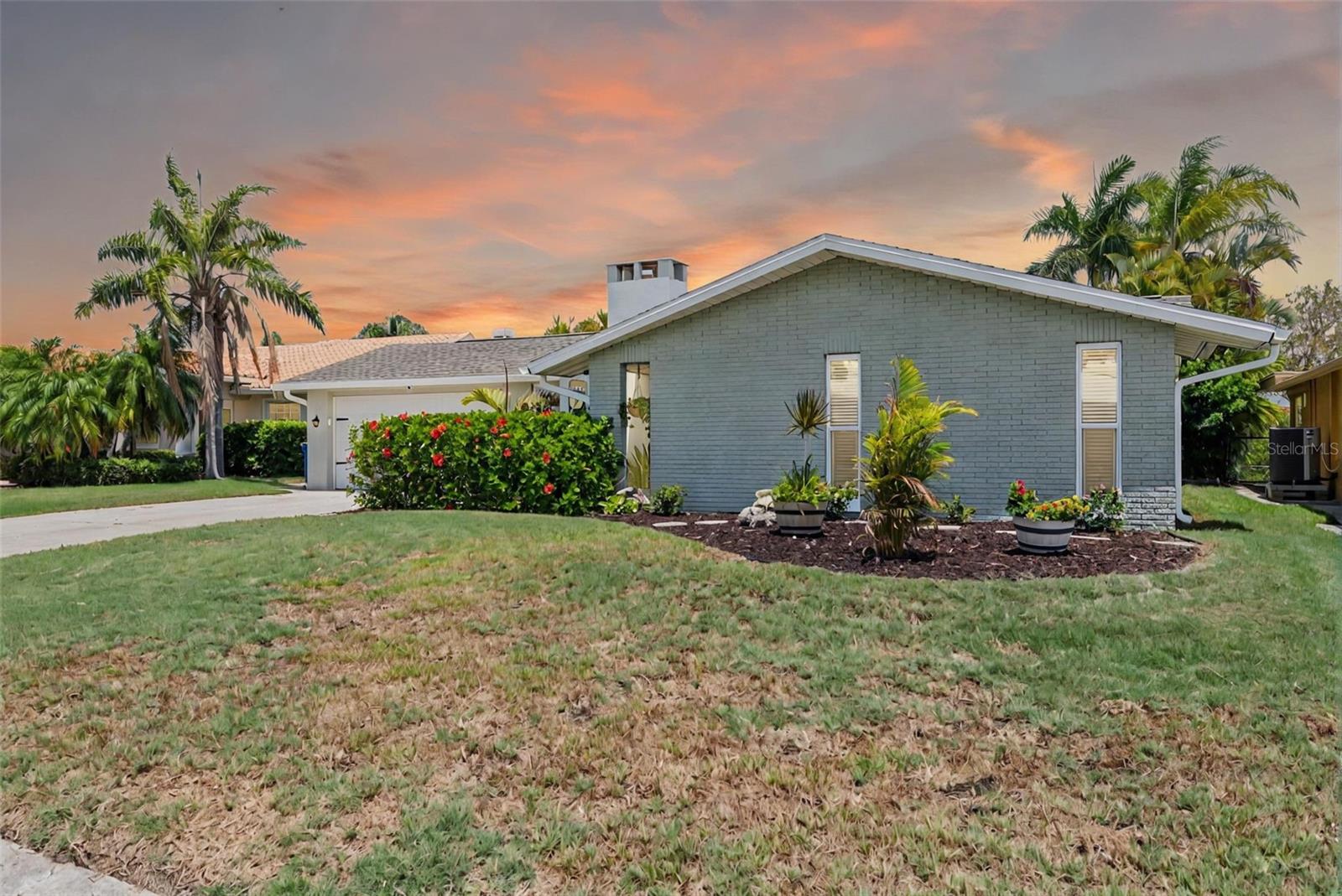 Listing photo id 2 for 4917 Marlin Drive