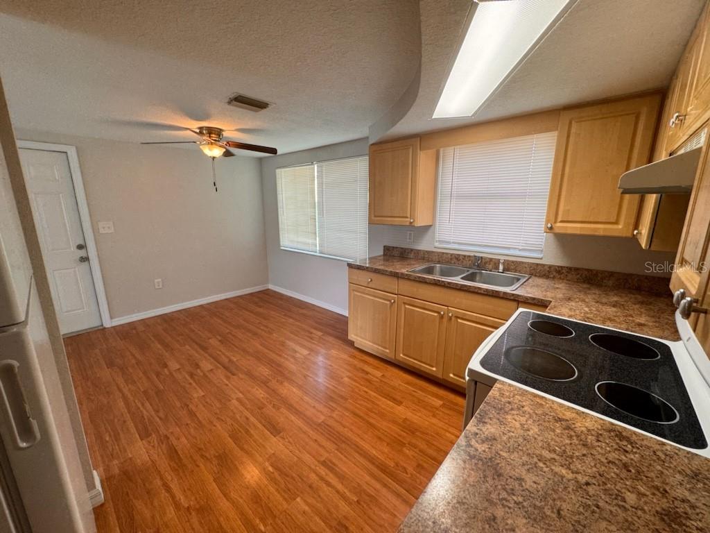 Image 7 of 19 For 10731 Premier Avenue