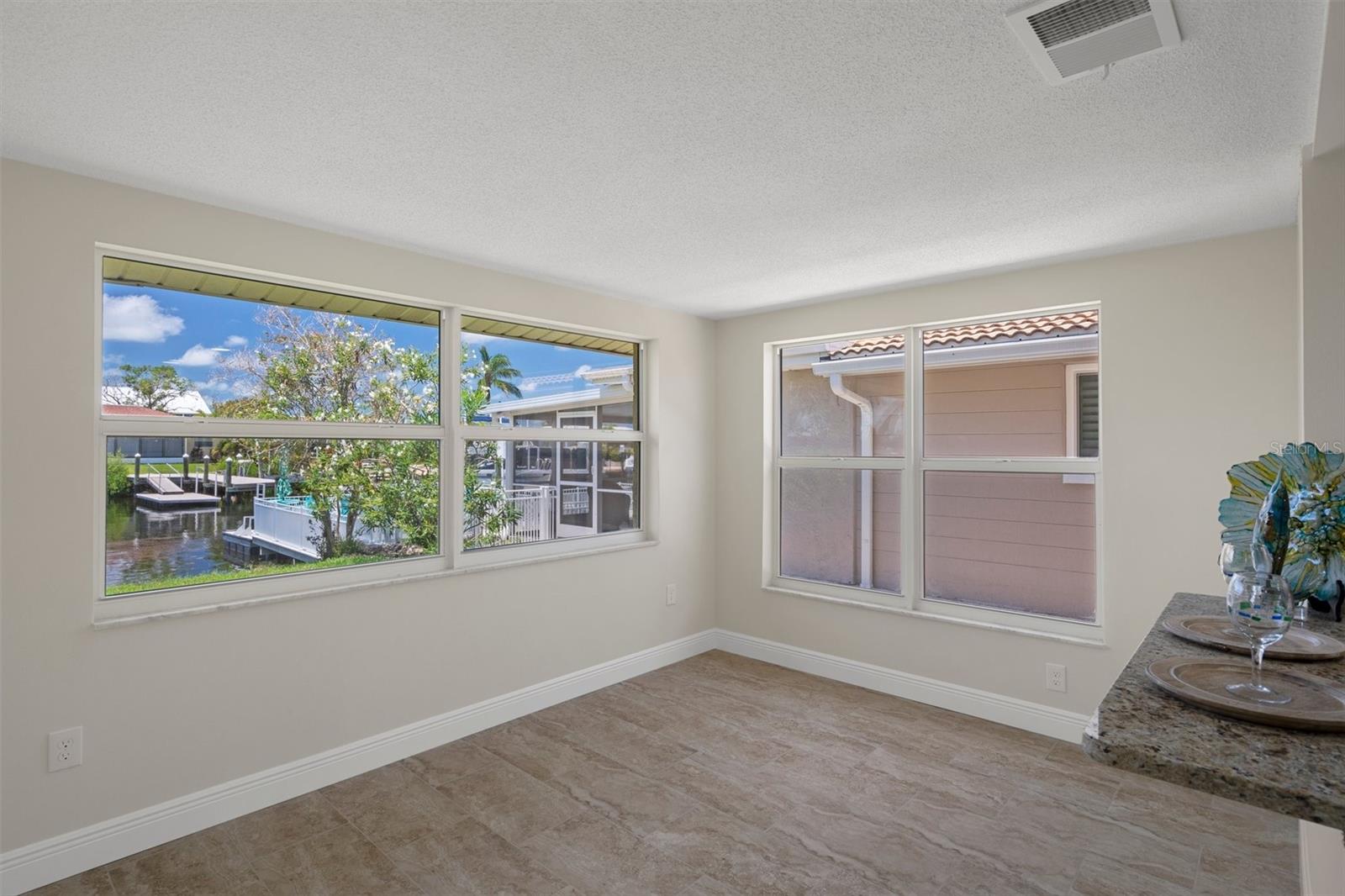 Listing photo id 17 for 4937 Dory Drive