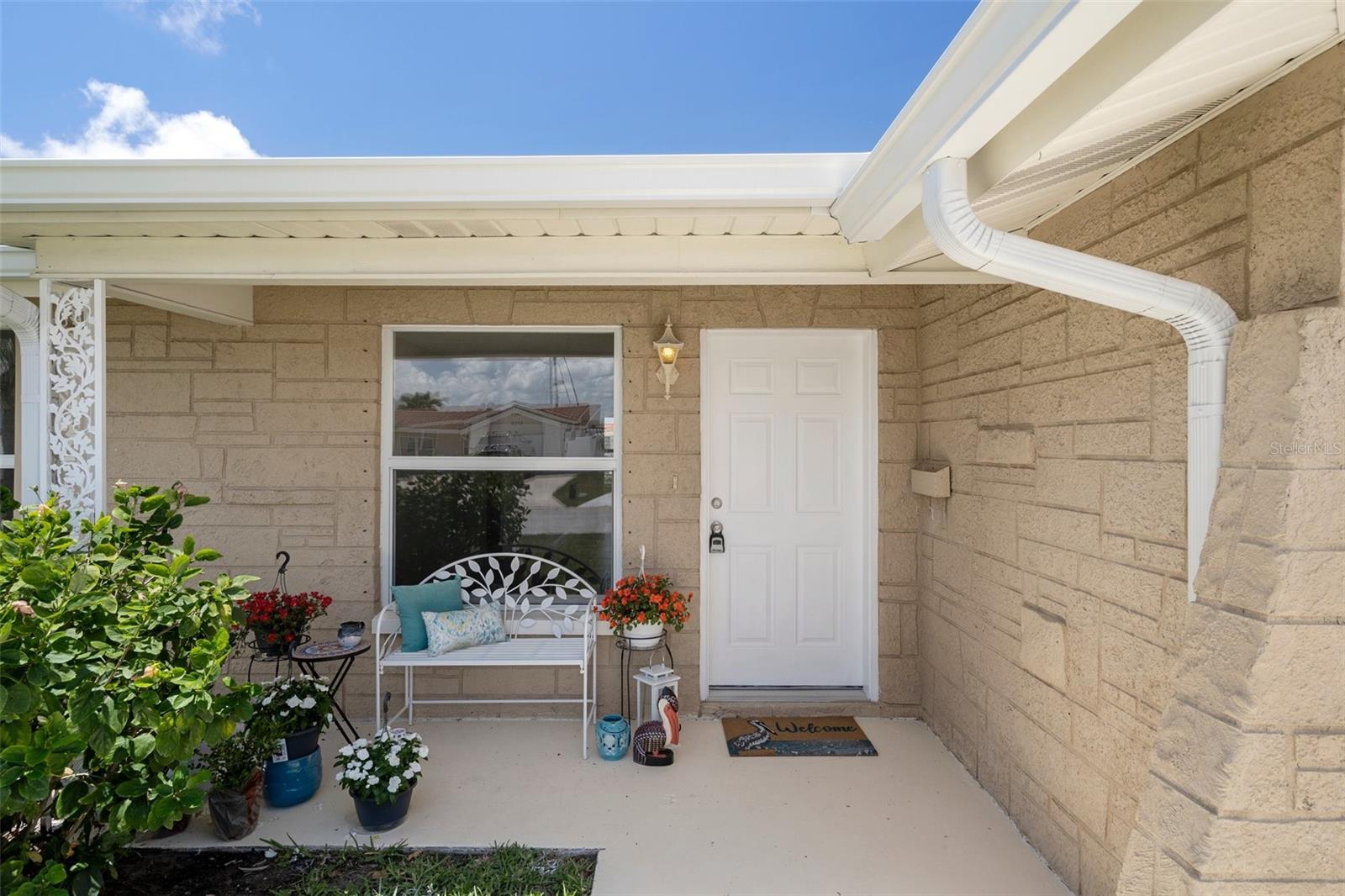 Listing photo id 2 for 4937 Dory Drive