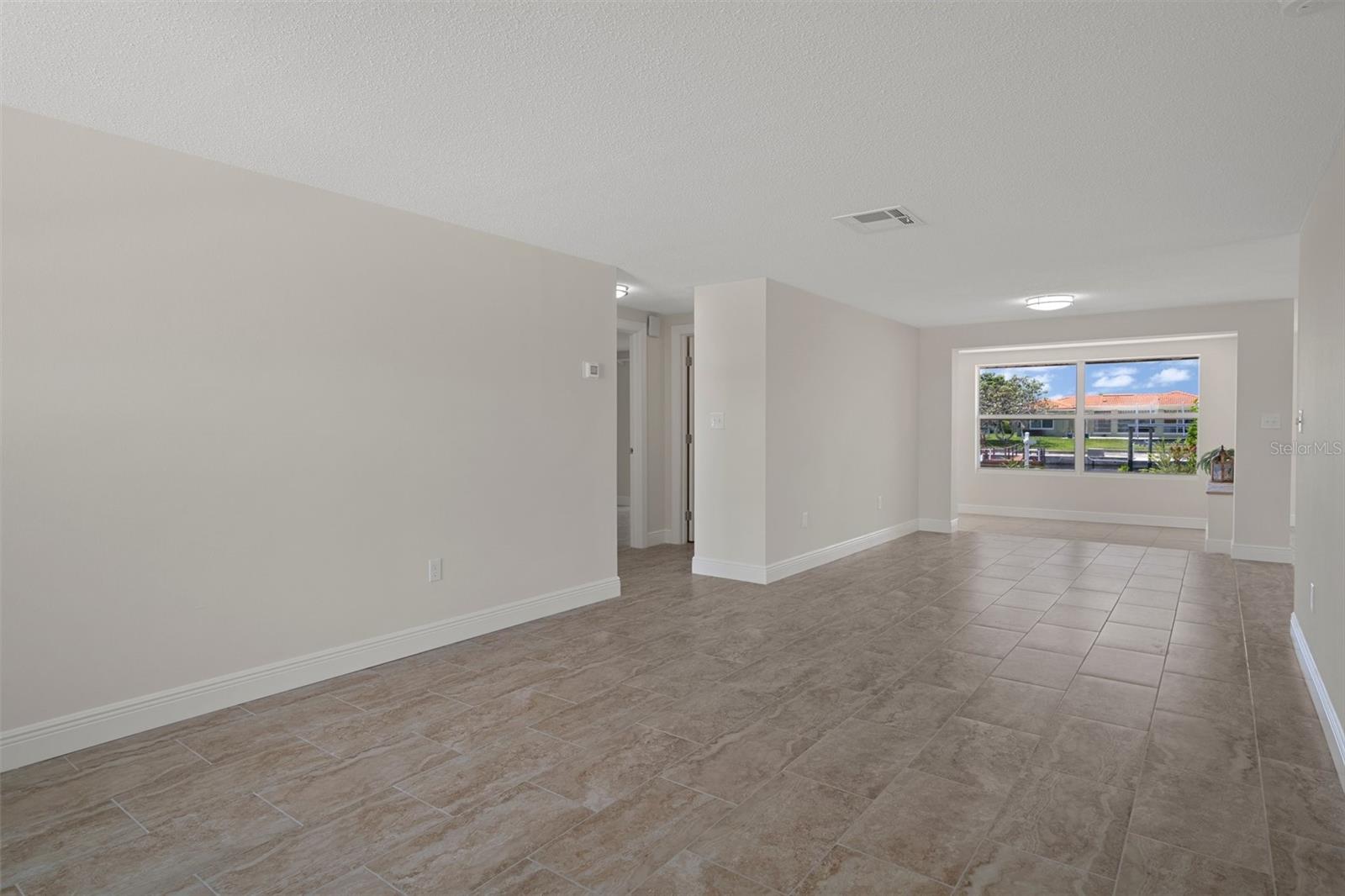 Listing photo id 4 for 4937 Dory Drive