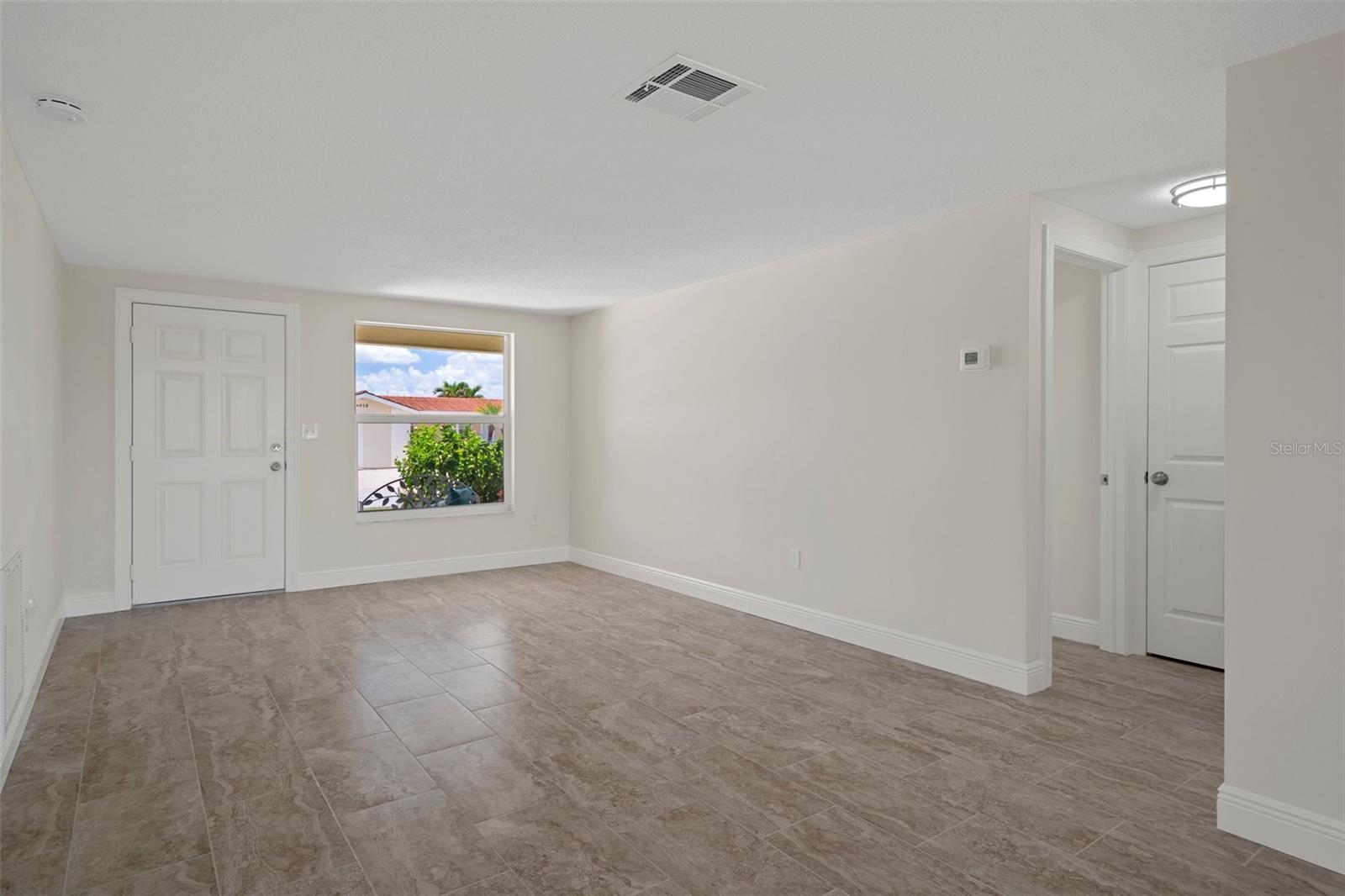 Listing photo id 6 for 4937 Dory Drive