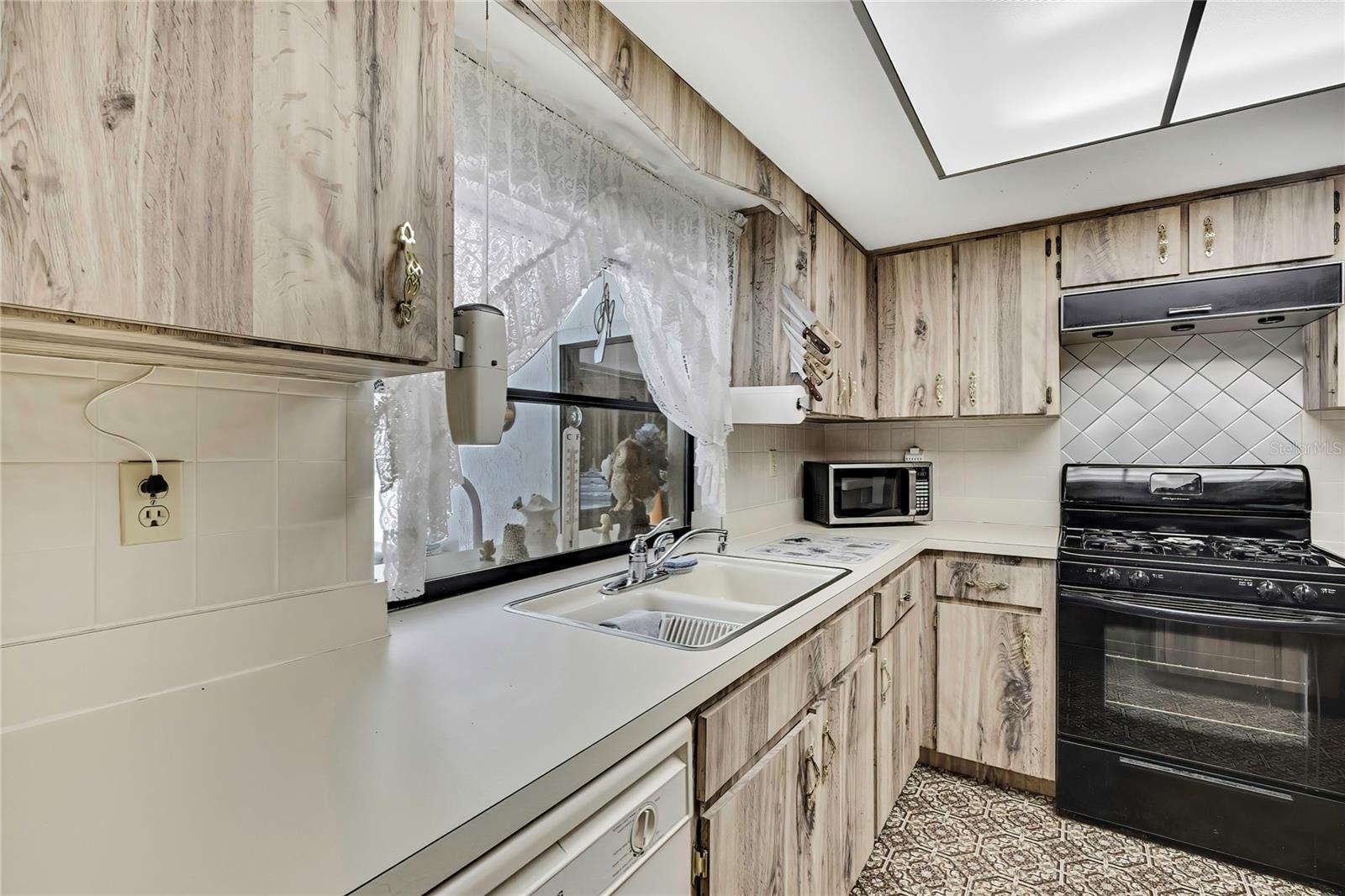 Image 18 of 58 For 12722 Oak Tree Drive