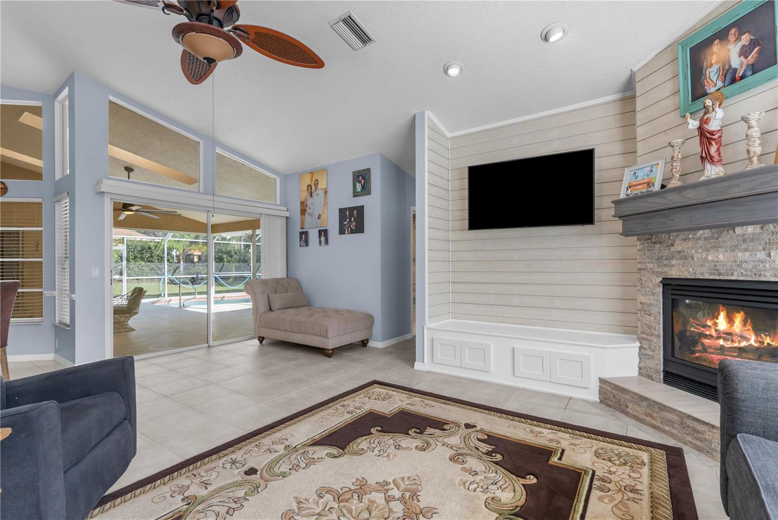 Listing photo id 8 for 18242 Autumn Lake Boulevard