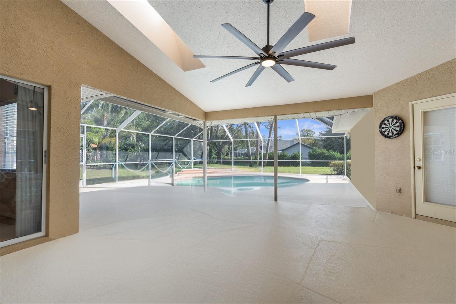Listing photo id 0 for 18242 Autumn Lake Boulevard