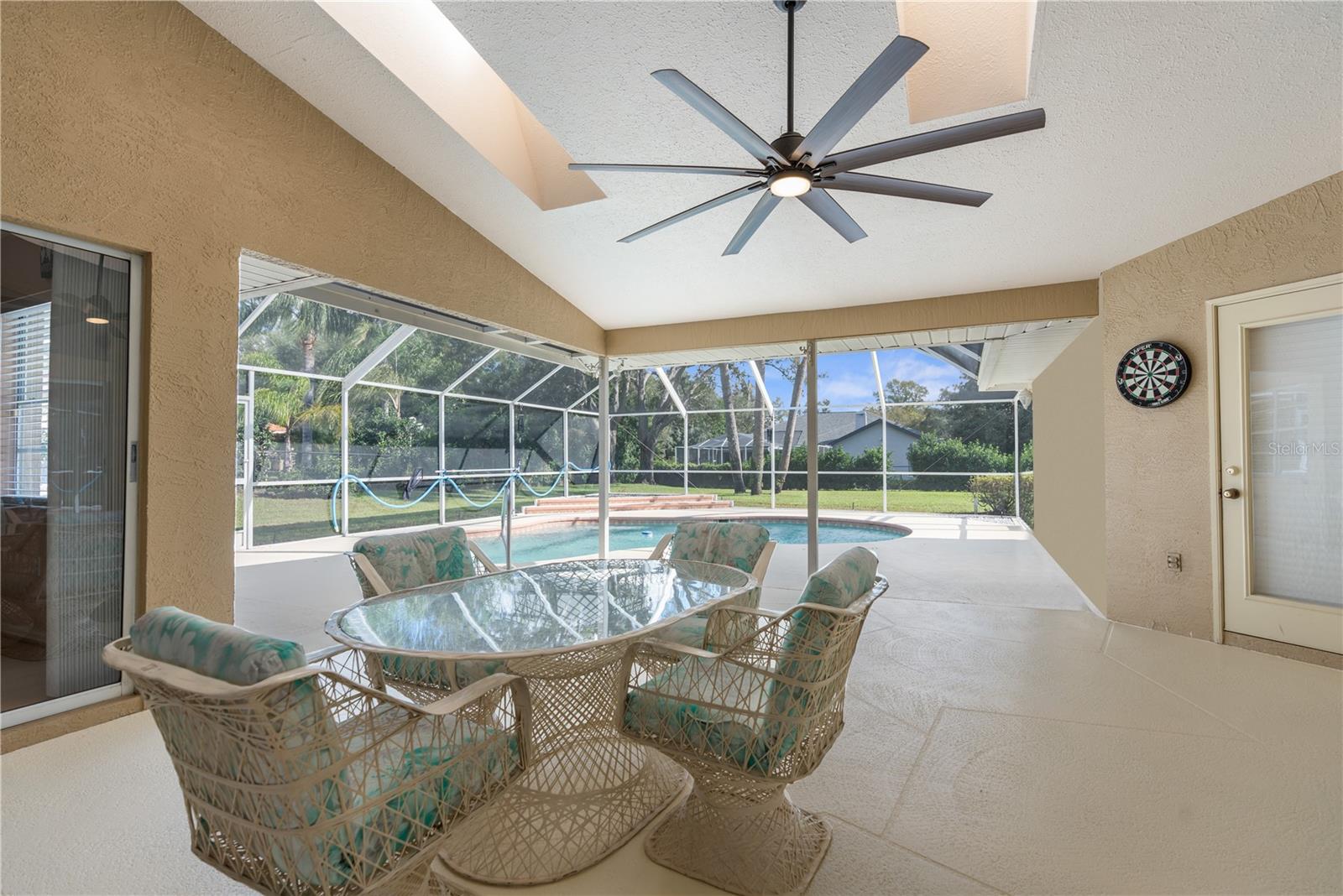 Listing photo id 22 for 18242 Autumn Lake Boulevard