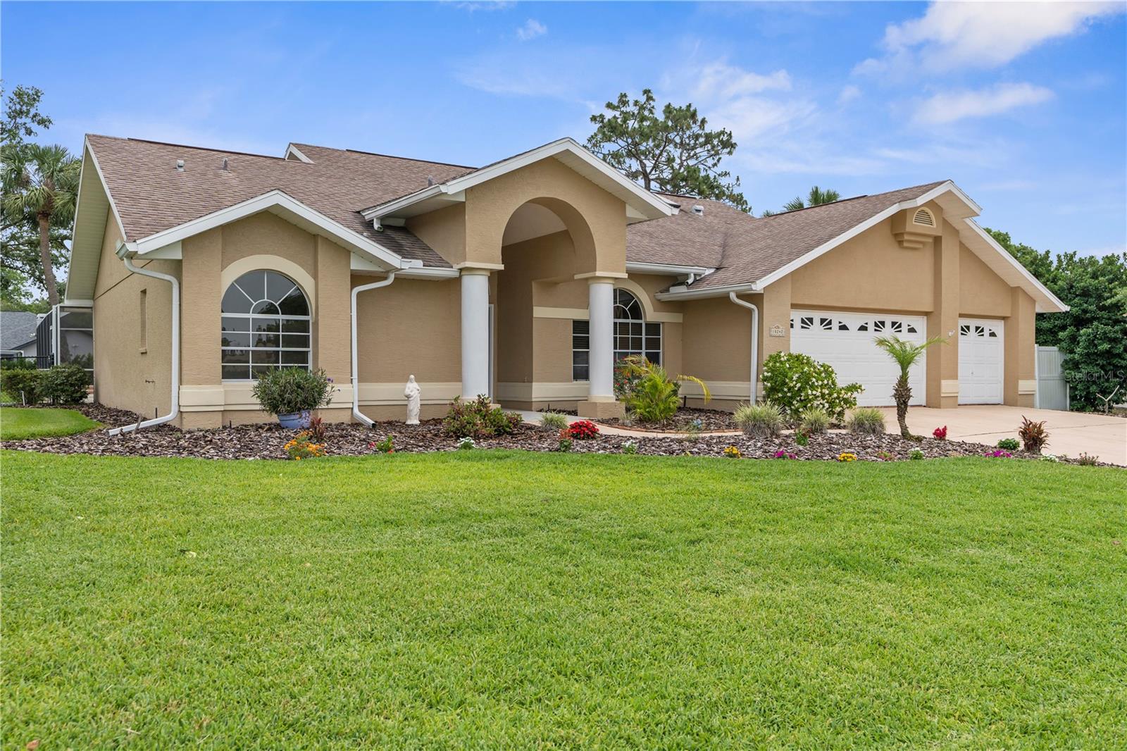 Listing photo id 1 for 18242 Autumn Lake Boulevard