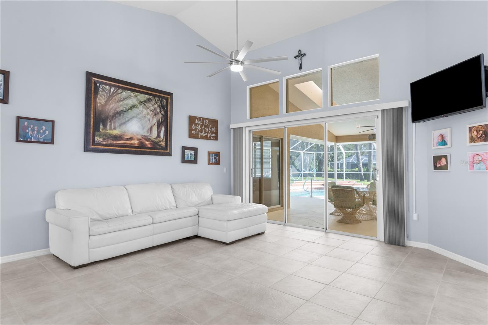 Listing photo id 4 for 18242 Autumn Lake Boulevard
