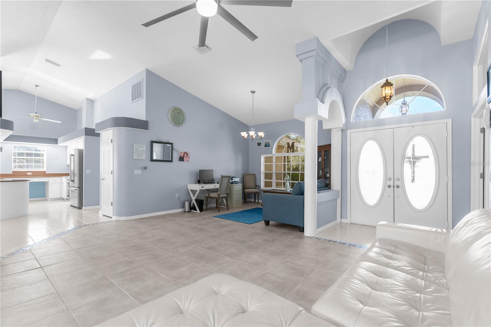 Listing photo id 5 for 18242 Autumn Lake Boulevard
