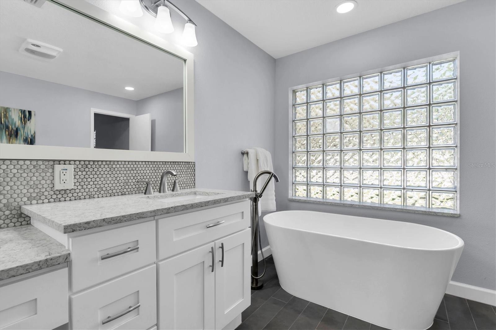 Listing photo id 17 for 6454 Summerfield Loop